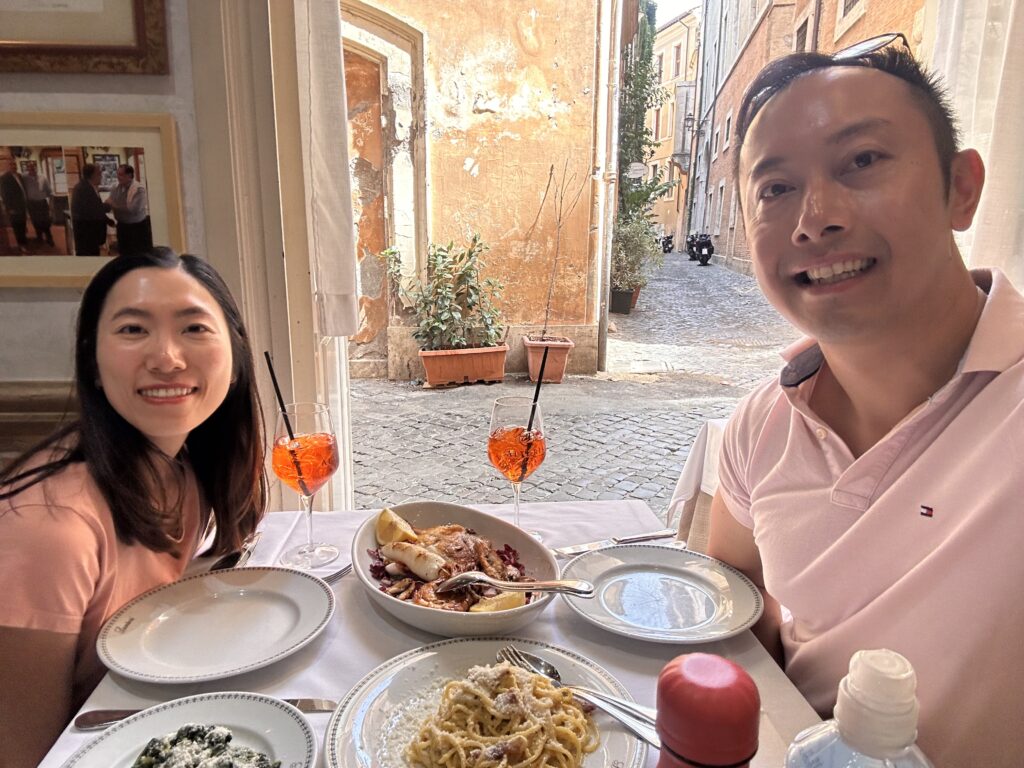 People dining at Osteria de Memmo, a charming trattoria in Rome’s Centro Storico.